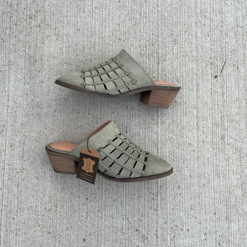 NWT Crēvo Sage Green Leather Woven Pointed Round Toe Cuban Heel Mules Size 7.5